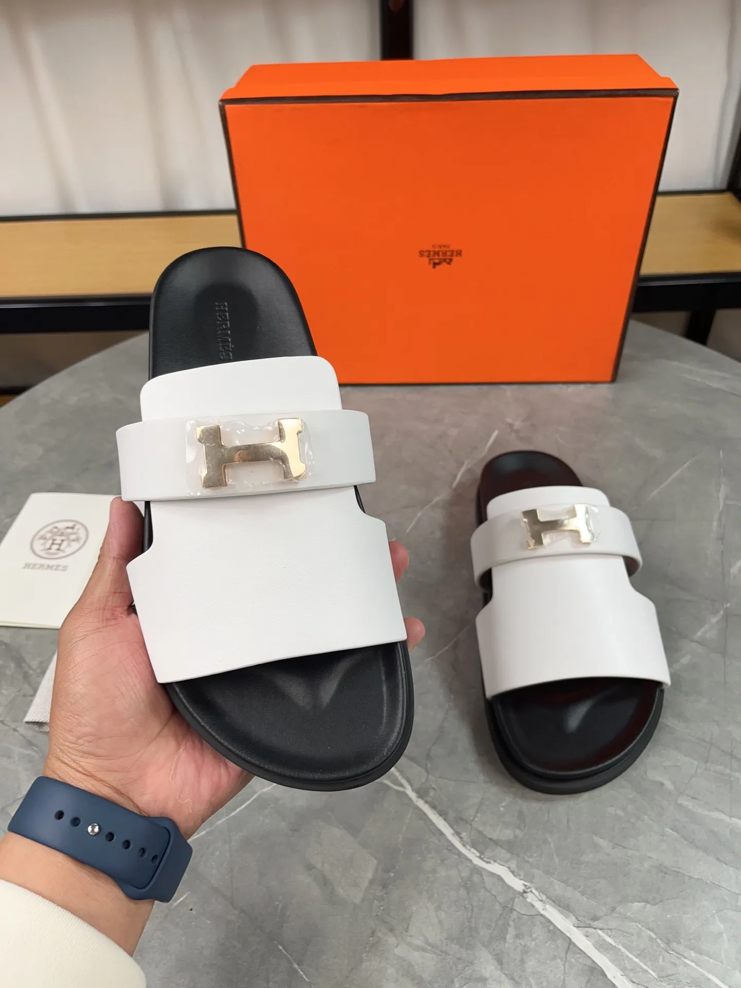p440🐮🐮H family classic (couples) buckle slippers ✅ Hermes Hermes spring and summer sandals series! Classic style, always popular slippers - sandals, great with any combination! ! ! Upper: imported palmprint PU inner lining: imported mixed sheepskin Outsole: Tpu non-slip and wear-resistant outsole Female size: 35-40 (41 customized) Male size: 39-45 (39.45 customized)